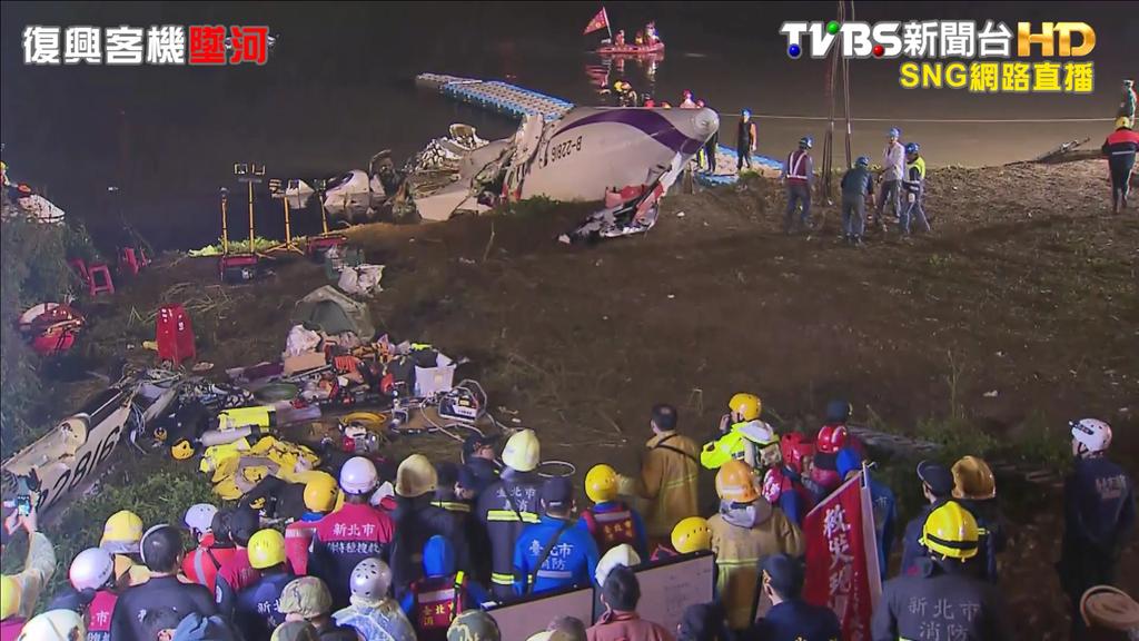 SukoontheeC's tweet image. 19:50 ปั่นจั่นยกซากส่วนท้าย#GE335 ขึ้นฝั่งได้แล้ว #springstudios