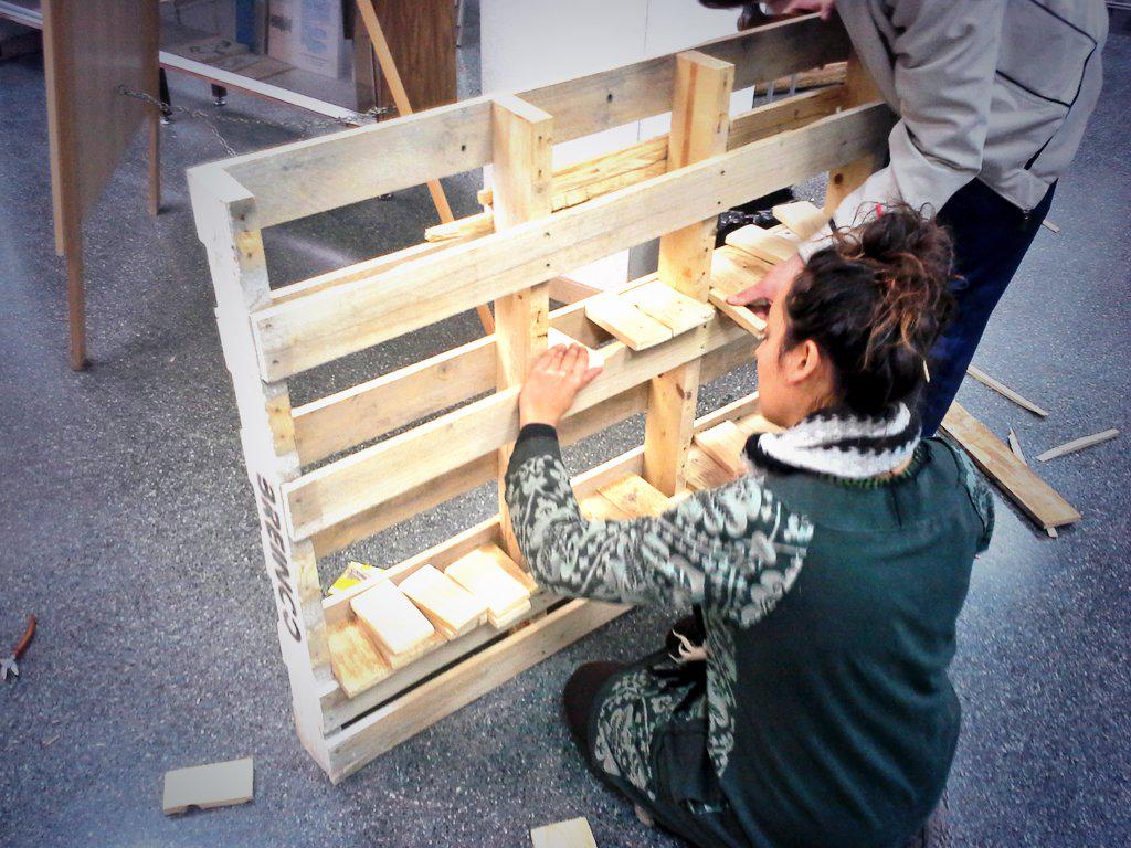 I poc a poc anem construint les estanteries pels llibres! Seguim! #Autogestio #CulturaCritica #Badalona