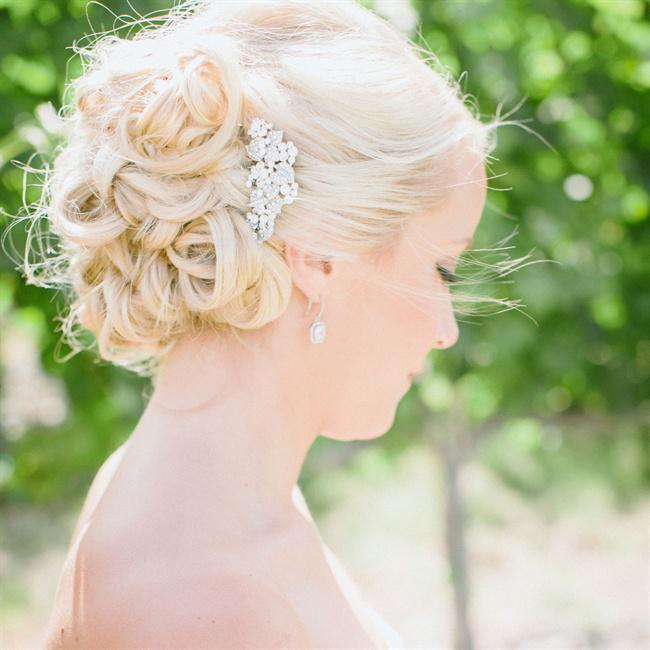 theknot's tweet image. Wedding hair tips for different types of weather! knot.ly/6012I2SK
