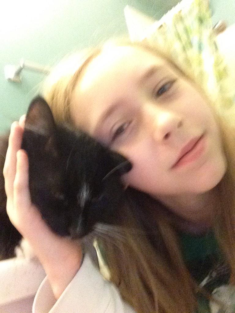 Smalltuber's tweet image. Kitty Moment