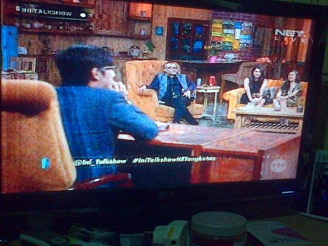 Nunggu kesayangan pulang kerja sambil nonton @Ini_Talkshow biar ndak bosen #IniTalkshowNETangkutan