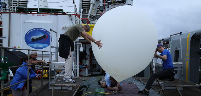 Balloon sent aloft from #NosAries to verify weather at splashdown loc #IXV #100minutemission blogs.esa.int/rocketscience/…