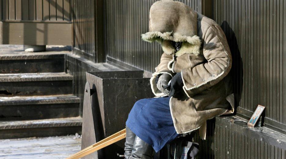 Жил он скупо недоедал недопивал одевался. Мем чувак с вином. Жил он скупо недоедал недопивал одевался. Недоедал или не доедал. Диафильм.