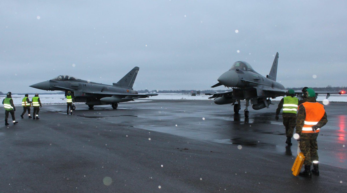 EMADmde's tweet photo. Con sol, lluvia o nieve nuestros eurofighter cumplen su misión de Policía Aérea en Báltico @nato http://t.co/H7NwH1SXZZ