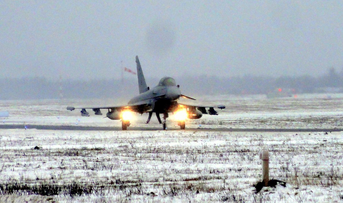 EMADmde's tweet photo. Con sol, lluvia o nieve nuestros eurofighter cumplen su misión de Policía Aérea en Báltico @nato http://t.co/H7NwH1SXZZ