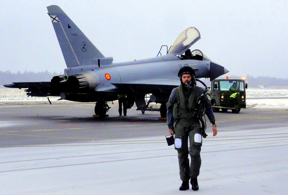 EMADmde's tweet photo. Con sol, lluvia o nieve nuestros eurofighter cumplen su misión de Policía Aérea en Báltico @nato http://t.co/H7NwH1SXZZ