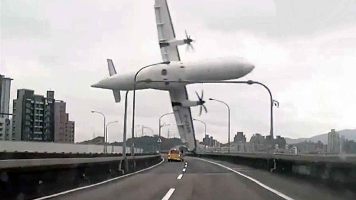 Катастрофа боинг 747 в афганистане. Air florida 90 катастрофа. Горящий самолет. Большой падающий самолет. Исчезновение рейса 370 malaysian airlines.