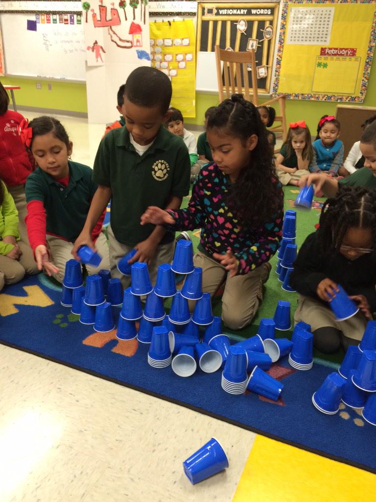 jtrayers's tweet photo. #HISD100 @RooseveltES Working in collaborative groups to make 100 cup towers! http://t.co/lFN4f2UMlN