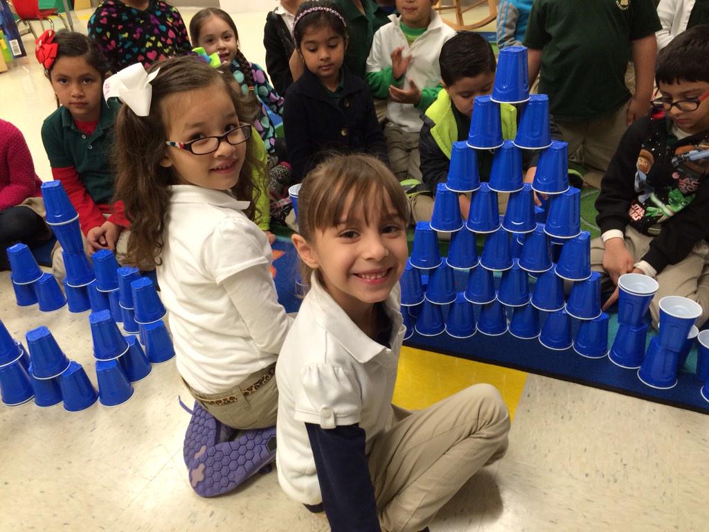 jtrayers's tweet photo. #HISD100 @RooseveltES Working in collaborative groups to make 100 cup towers! http://t.co/lFN4f2UMlN