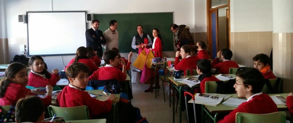 Felices los niños de Cáceres recibiendo los capotes y muletas y deseando que llegue el recreo para jugar al toro!!