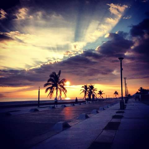 danielzacariasm's tweet photo. Buen día amigos, así amanece en Progreso, la foto es de Dulce Pérez ¿Que les parece? #ProgresoEstaCerca #Yucatan http://t.co/bVYzYqLFiB