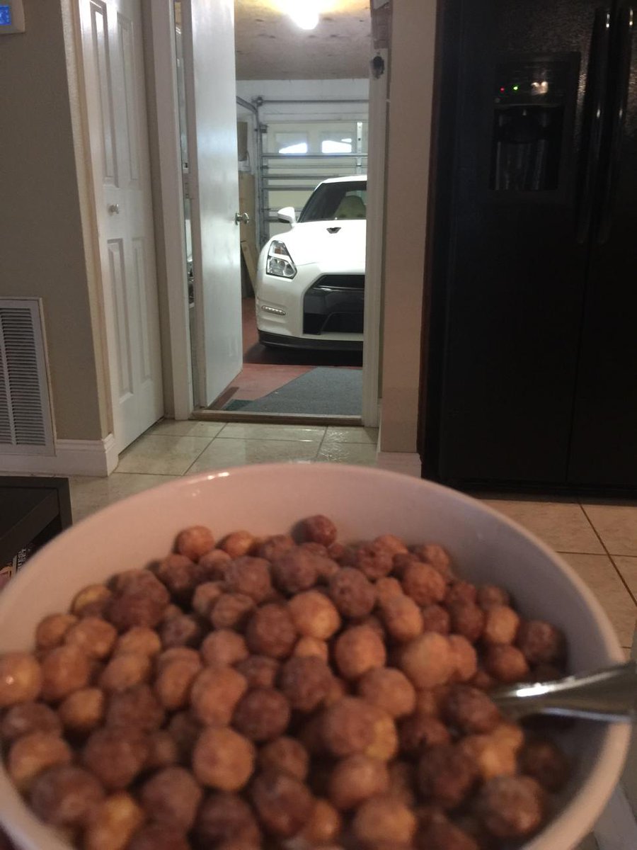 TmarTn's tweet image. Eating my cereal like