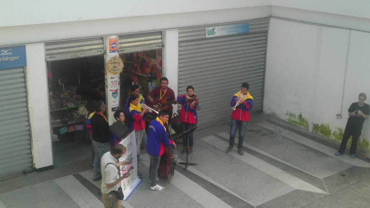 LatcaribenaSAA's tweet photo. Perfidia! @elsistema @NclSanantonio @naranjoguajeo @MayorcaAJ #elsistemacumple40 http://t.co/JD4rZCHa67