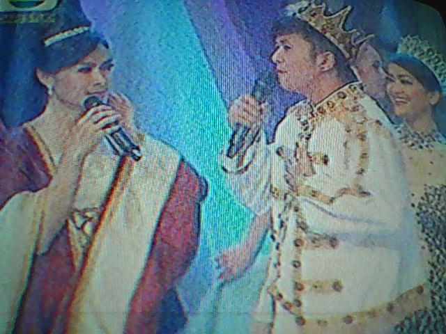 Riskia16's tweet photo. bunda @iis_dahlia sama pangerang @rafaell_16 @DT3rongShowID http://t.co/RKT8wZvICi