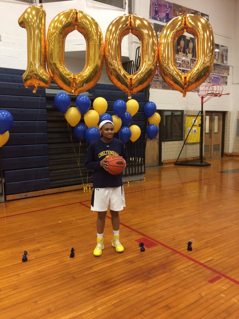 Zeke_aka_Freaky's tweet photo. Congratz to the #SnapGod herself on the 1000 point milestone. #SheOnlyASophmoreByTheWay #Uptown #AshJones #LittleKD 💯 http://t.co/KncZ9nJG3S