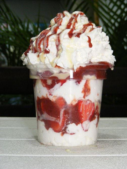 MauMauroo's tweet photo. @zurbanamedellin señores buen dia, mi chuchería favorita fresas con cremaa lo mejor .. http://t.co/pHhFXR8vJs
