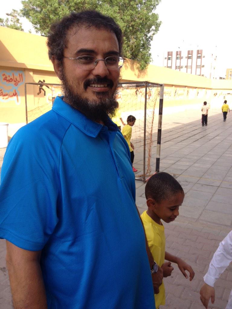 kalad34's tweet photo. هذا معلم رياضة وزميلي في نفس المدرسة، التقطت له صورتين وهو لايعلم...
ألا يستحق هذا المعلم وأمثاله الشكر والتقدير ؟؟؟ http://t.co/zyQDUpe0tL
