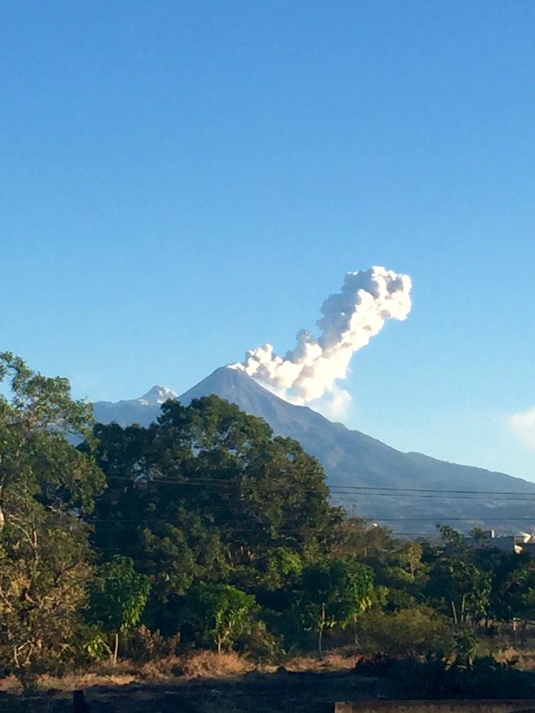LegalizaColima's tweet photo. El Volcán de Colima, esta mañana (foto de @rubencultura) http://t.co/s9Fipjo88k
