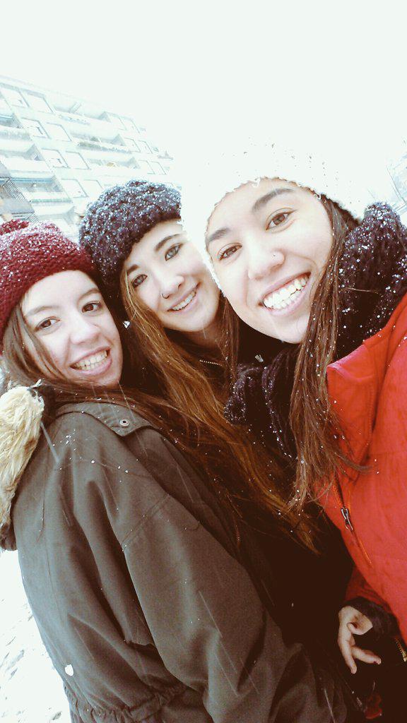 KatiMaci's tweet photo. qué felices en la nieve! ⛄❄ @Nekane_Roscales @M_amondarainn @LorenaaJimenezz 😄✌💕 http://t.co/v42kEOF3od
