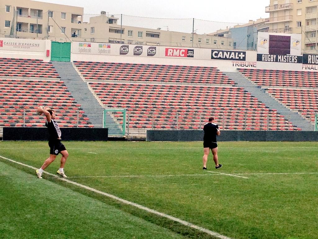 Mise en place des @TheSharksZA &amp; <a href="/BismarckDuP/">Bismarck du Plessis</a> à Mayol

#RCTSHA demain 20h40 sur C+Décalé et @sportplus <a href="/RugbyMasters/">RCT_Vs_TheSharks</a>