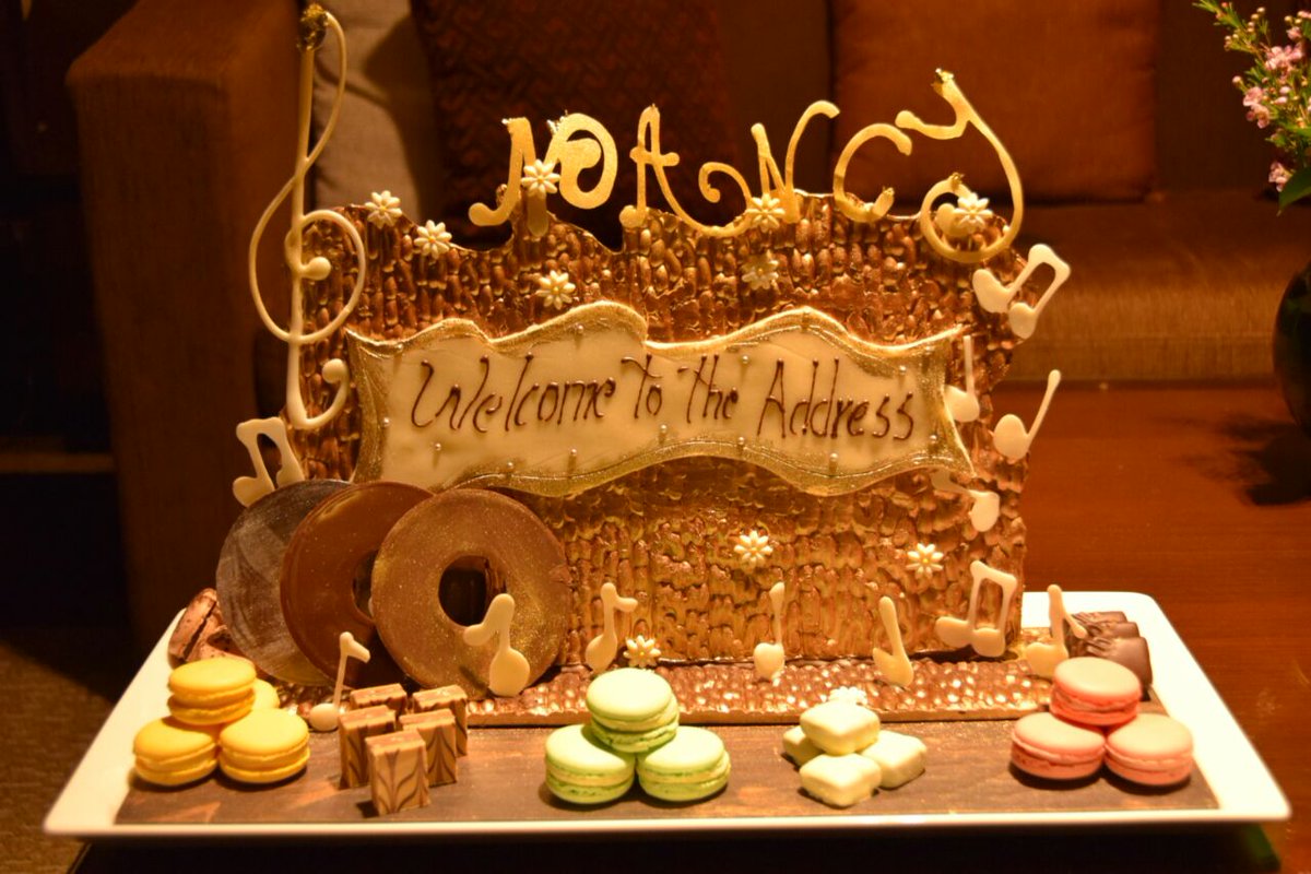 NancyAjram's tweet photo. Just arrived to my room.. look how sweet they are!! Thank u "the address hotel" #Dubai #theaddresshotel http://t.co/XhPCO9uo1o