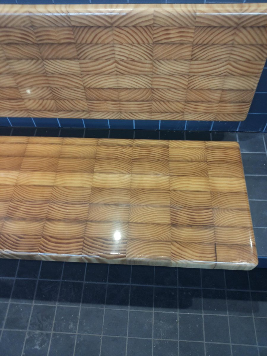 Dekker Krabbendam: renovatie station Koog Zaandijk
Stiho heeft de houten banken verzorgd, opgebouwd uit kops accoya