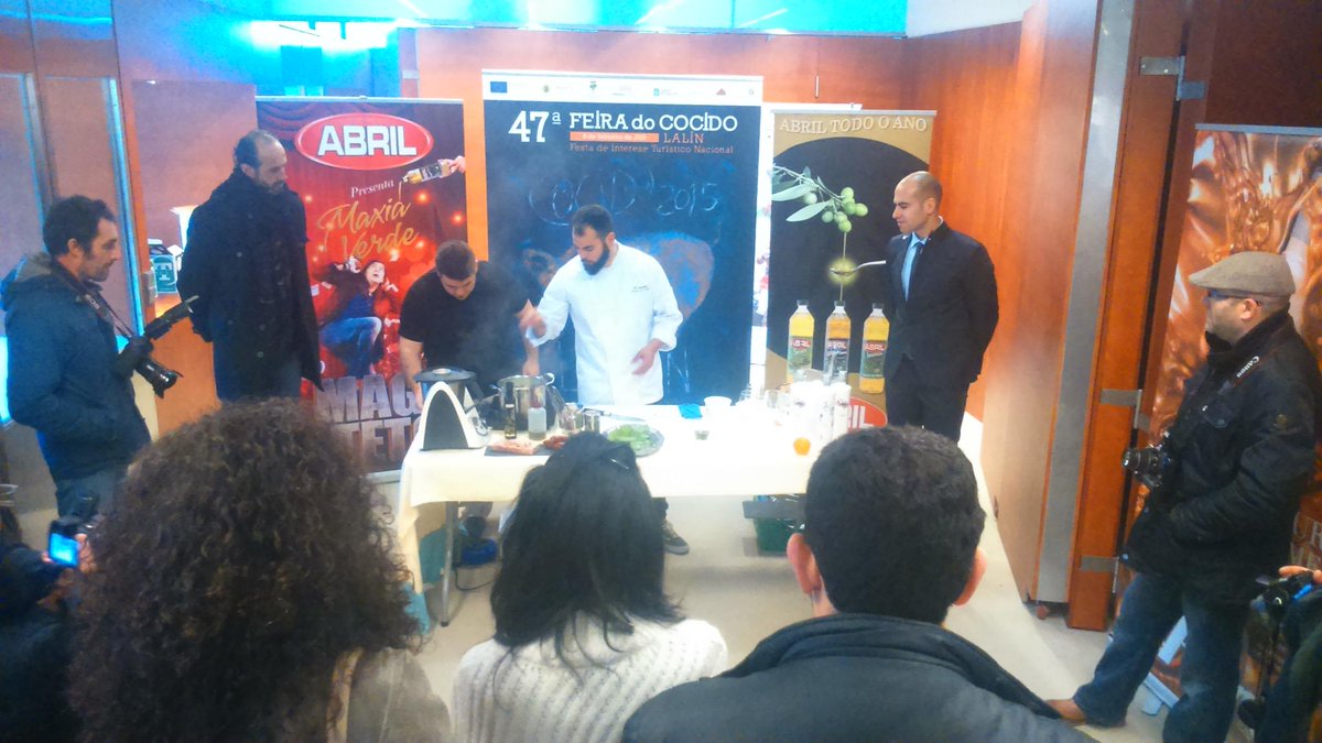 #cocidodelalin en Santiago, degustación productos de @Aceitesabril e <a href="/VermuStPetroni/">Vermú St. Petroni</a>, polo chef Luis Vidal.