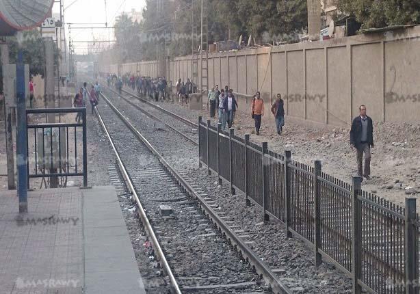 masrawy's tweet photo. بالصور- تعطل حركة المترو بالخط الأول.. والمواطنون يلجأون للسير على القضبان http://t.co/UefTXM0jTX http://t.co/6W2iKmtuuN