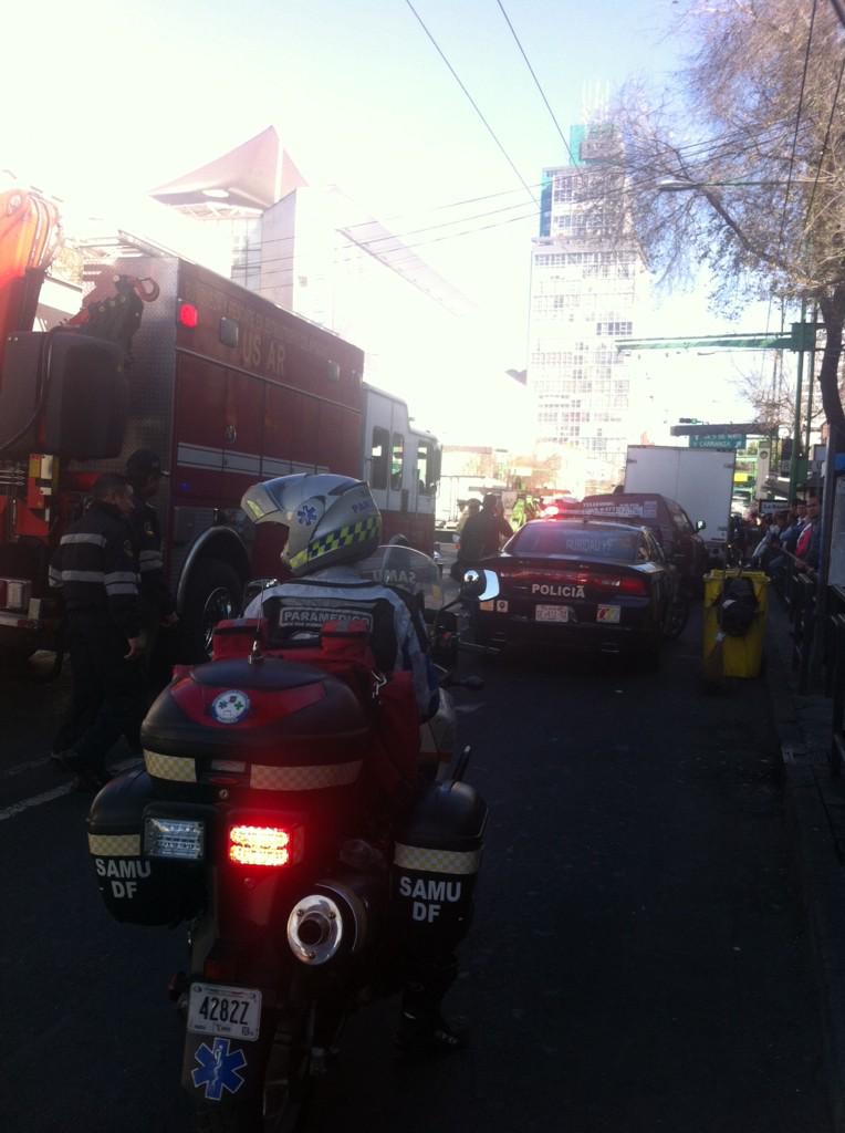 CopilotoDF's tweet photo. “@ChilangoReport: Choque múltiple y volcadura en Eje Central y República del Salvador! laboran equipos de emergencia http://t.co/lSqEdFvxdM