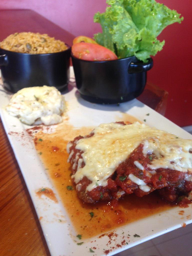 MaikitosCafe's tweet photo. Nuestro plato para hoy..   📌 Moro de Gandules 📌 Pechuga a la milanesa 📌 Ensalada Verde 📌 Pastelon de plátano Maduro http://t.co/VNmf2Jztqo