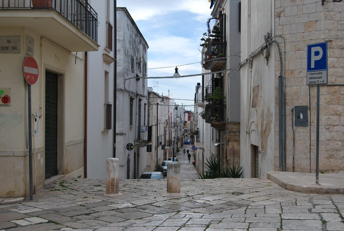SunnyPuglia's tweet photo. Walking down the streets of #Conversano #Italy #WeAreInPuglia http://t.co/qSz5McZm8j