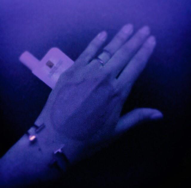 MercyCanales's tweet photo. Así se ve tu piel bajo luz ultravioleta cuando estás protegida del sol 👀 🙊#YoSoySkinChecker #LaRochePosayMexico http://t.co/S2B9UUOtHi