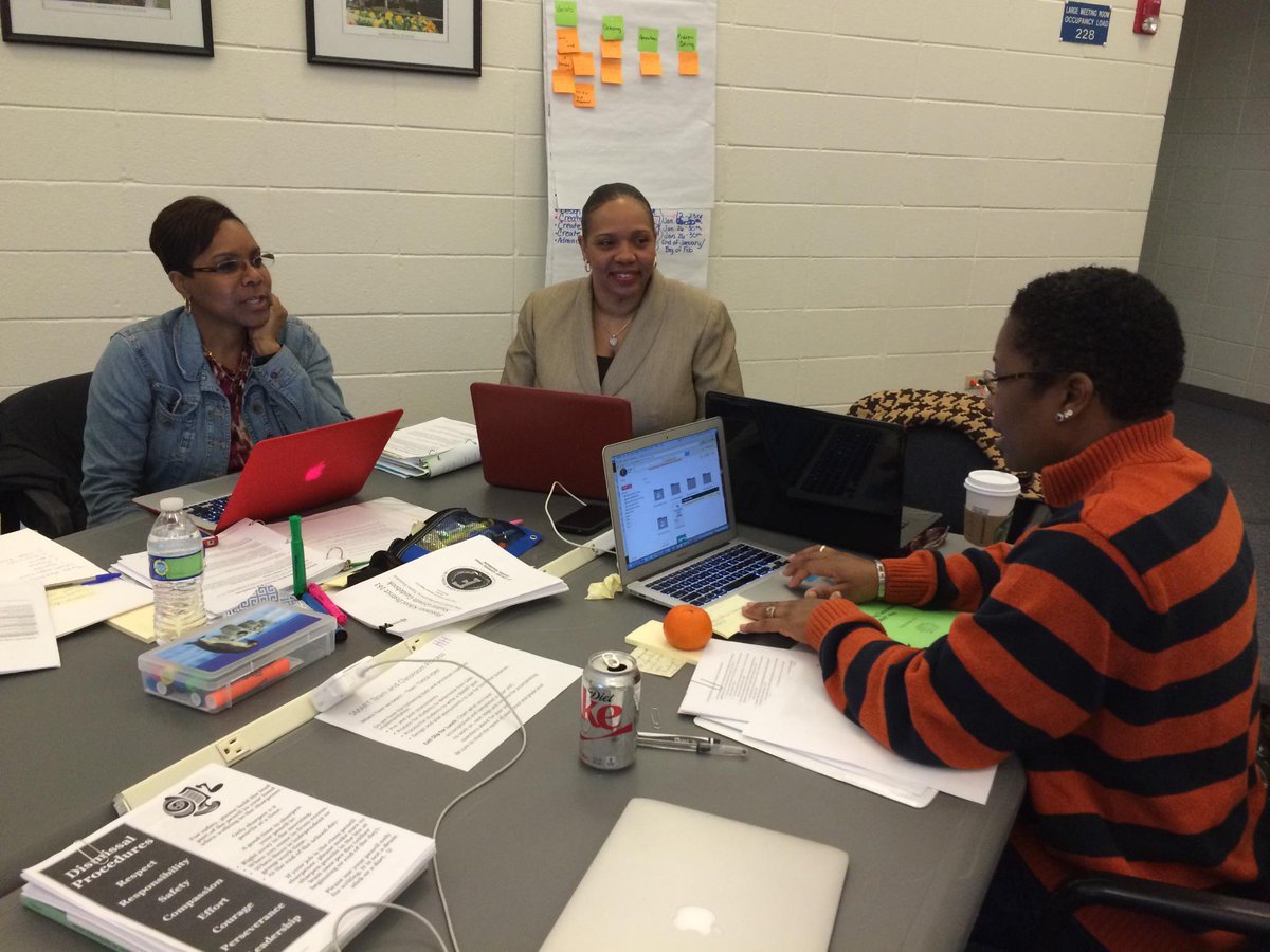 MrsMahler3rd's tweet photo. Heather Hill teachers at SMART training. @TheHornetsHive #sd161learns http://t.co/WiqHbN8lan