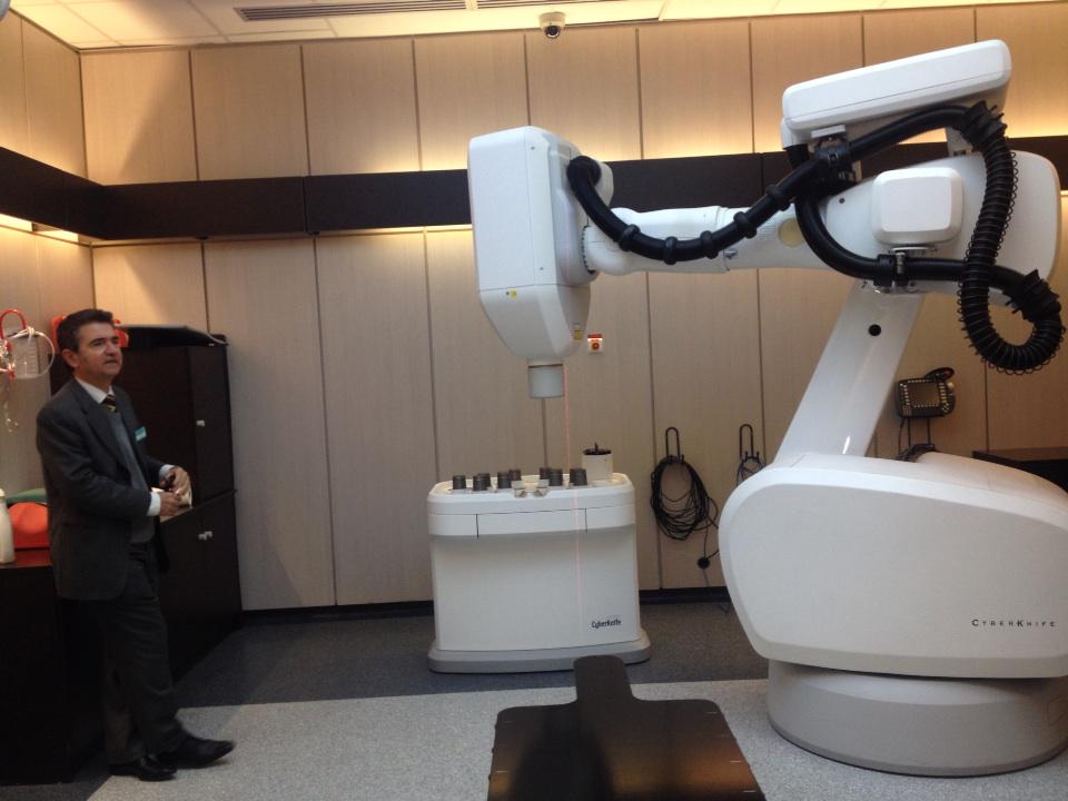 AUDOMAROSE's tweet photo. Le Professeur Lartigau présentant le Cyberknife du COL http://t.co/rp9FOMX9yP