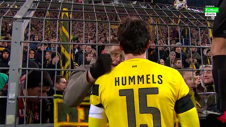 MPlusDeportes's tweet photo. El Dortmund cae 0-1 en casa, sigue colista, y los jugadores piden perdón a su afición en estas tremendas imágenes. http://t.co/775c1iZASi