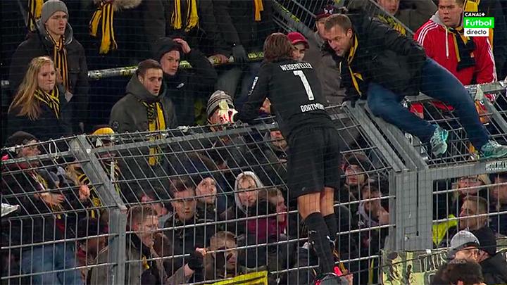 MPlusDeportes's tweet photo. El Dortmund cae 0-1 en casa, sigue colista, y los jugadores piden perdón a su afición en estas tremendas imágenes. http://t.co/775c1iZASi