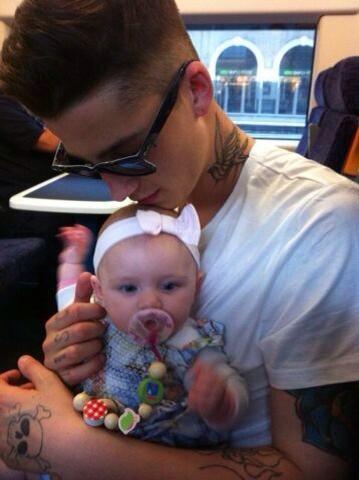 dylanedagdr's tweet photo. un bambino http://t.co/E0zqlmCoLG