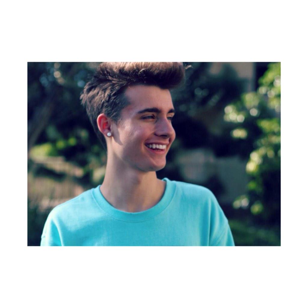 chriseagdr's tweet photo. mi aiutate a trovare un header? http://t.co/LxSWlzWBap