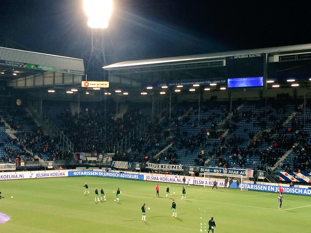 Feyenoord's tweet photo. De spelers besluiten de warming-up met een afrondoefening. Over dik tien minuten trappen we af in Friesland. #heeFEY http://t.co/7iJEvXN86I