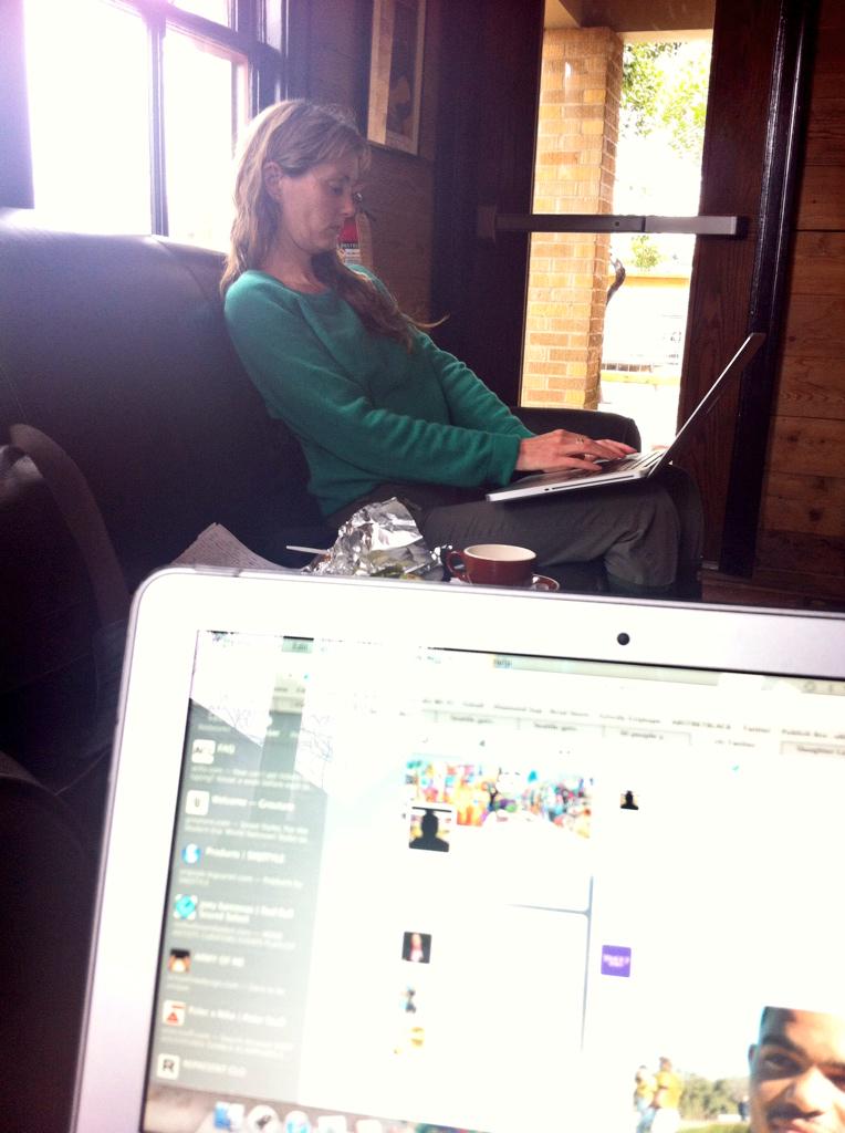 ChefJoeyB_'s tweet image. I&apos;m here @ a bar w/music blaring &amp;amp; she asks me to lower my computers volume?... bitch-bitCH-BITCH! #DifferentLevels