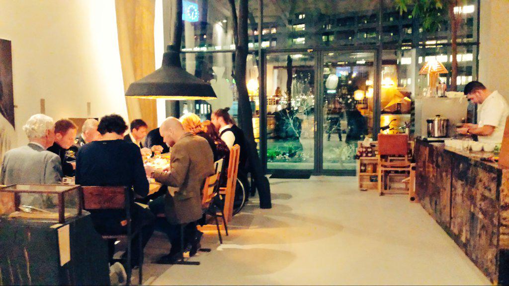 OutofTheBlue040's tweet photo. #24uChefsTable in onze concept store! Leuk én heel lekker concept door @24Uinbedrijf &amp; ism @DeliciousatHome! #StrijpS http://t.co/SnqZP8imBU