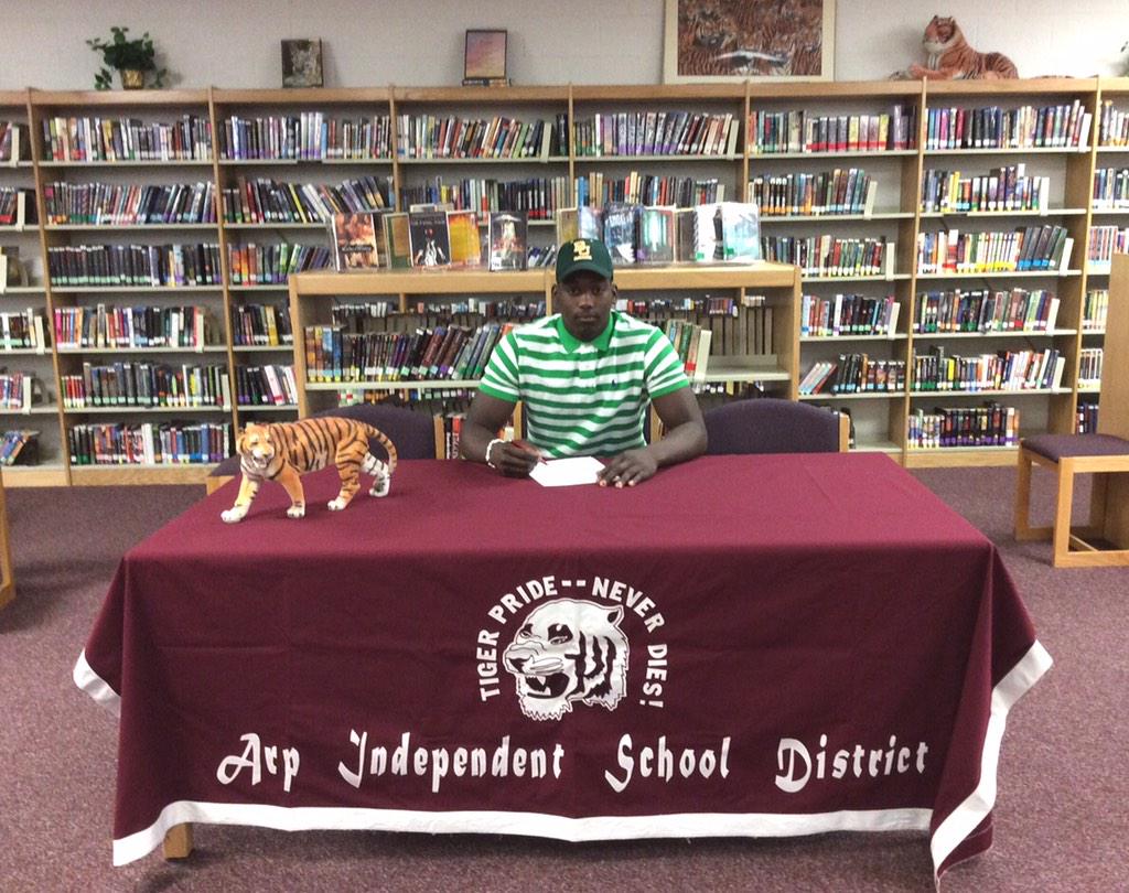 tirwin870's tweet photo. Tyrone Hunt from Arp signs with Baylor today. #SignBU http://t.co/f6jzUOVOBr