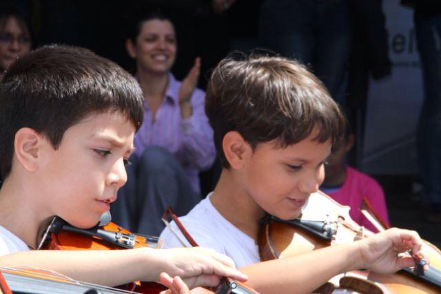 En <a href="/teleSURtv/">teleSUR TV</a> celebrando el #PorAhora con un #HastaSiempre. Concierto con los nin@s de El Sistema en sus 40 años.