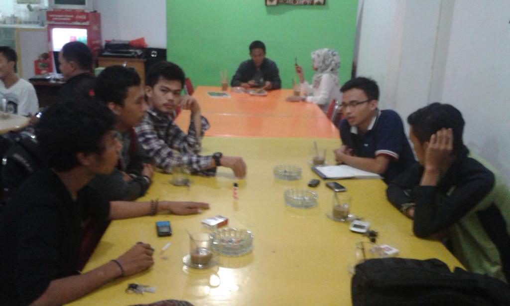 kertasonline's tweet photo. Mahasisa UH &amp; UF melakukan rapat pembentukan komunitas sosial tgl 4/2/2015 jam 09:09 yg diberi nama"SOSIAL INSPIRASI" http://t.co/z1HLZjxz1j