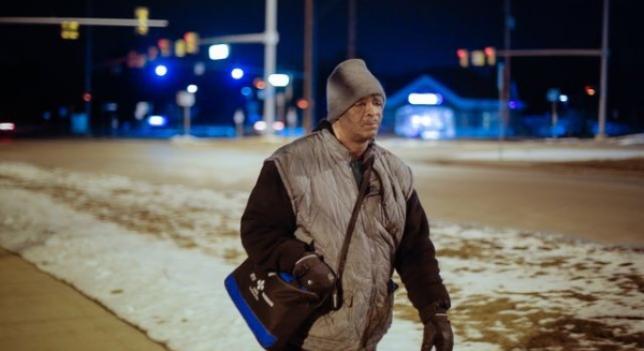 La red se solidariza con James Robertson, un hombre que camina 33 km al día para ir a trabajar antena3.com/noticias/mundo…