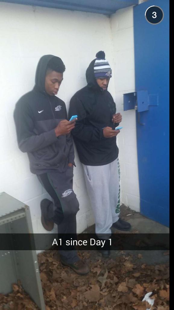 BENNY_USCBOUND's tweet photo. Chillin in the corner like the Cut man 💉💢😎 @Fatboy_Adios #OTFMovement #BlackMafia ♠️ http://t.co/q5LrzvYnZz