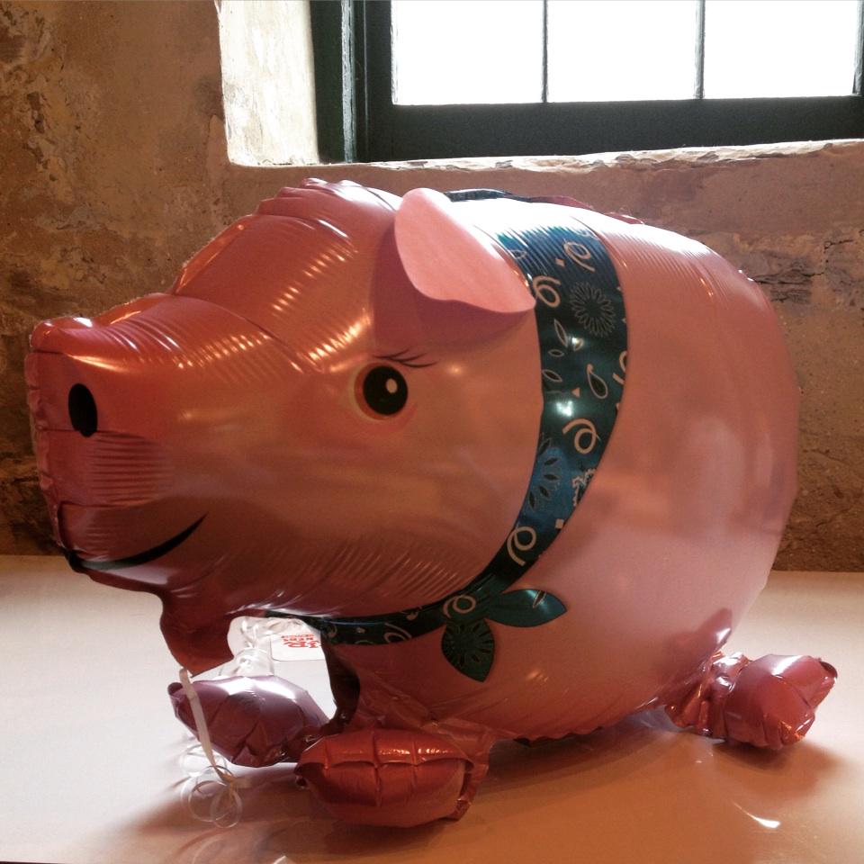 VanessaCecconi1's tweet photo. If you can't bring the petting zoo to the office...or can you?! #BalloonBuddies #BestFindEver 🎈🐷 @JennHeighington http://t.co/RqlCXsmHFl