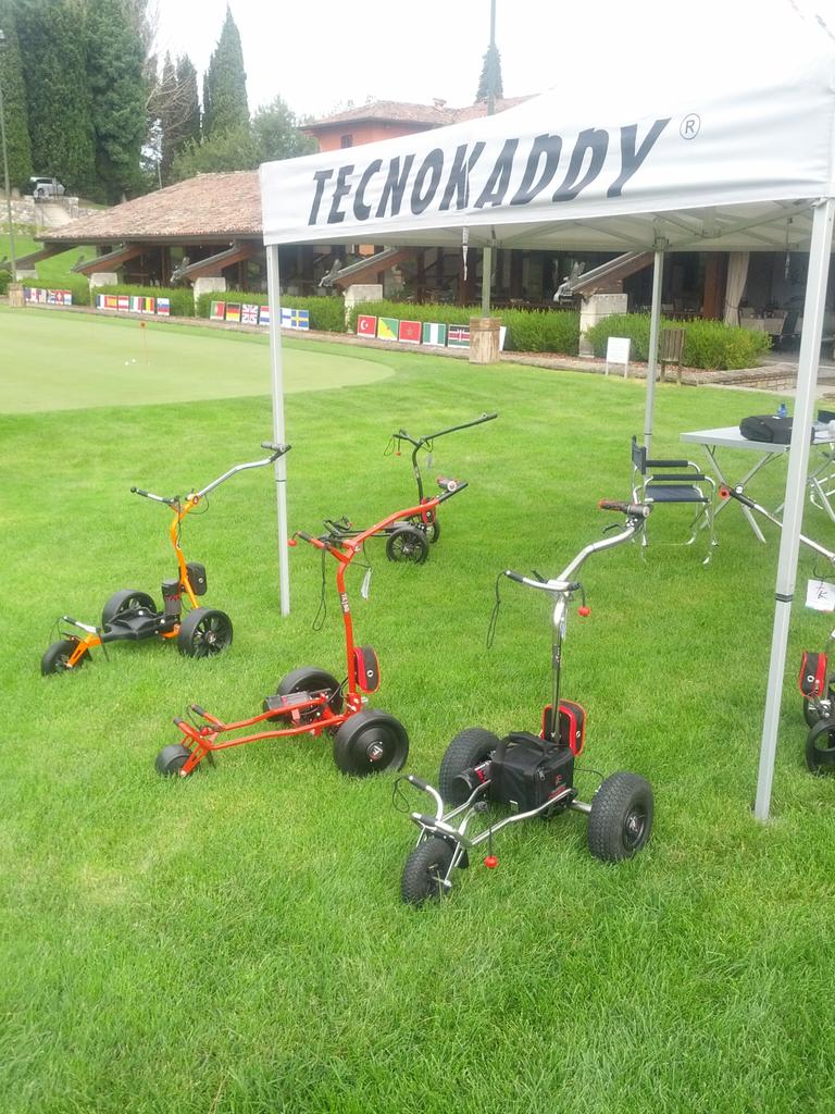 tecnokaddygolf's tweet photo. Sta per iniziare la nova stagione di #golf ...Tecnokaddy ....presenti.#madeinitaly #Tecnologia #handmade http://t.co/baPfCNIDWs