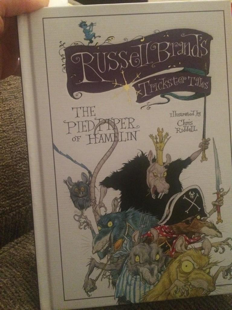 bextaboo2012's tweet photo. @rustyrockets been reading this to my girls. Captivating and beautifully illustrated. #PiedPiper #RussellBrand http://t.co/L3baXGx1f6