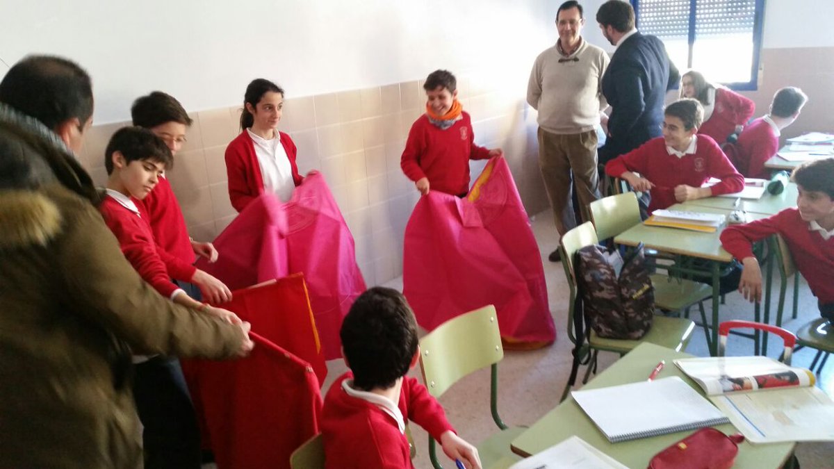 CÁCERES- Lances de Futuro "lancea" el futuro: hace entrega de capotes y muletas a dos colegios cultoro.com/noticias/2015/…